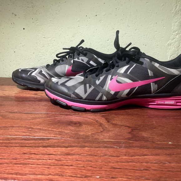 Nike Training Dual Fusion TR Sneakers Pink Black Camo Size 10 - Picture 2 of 6